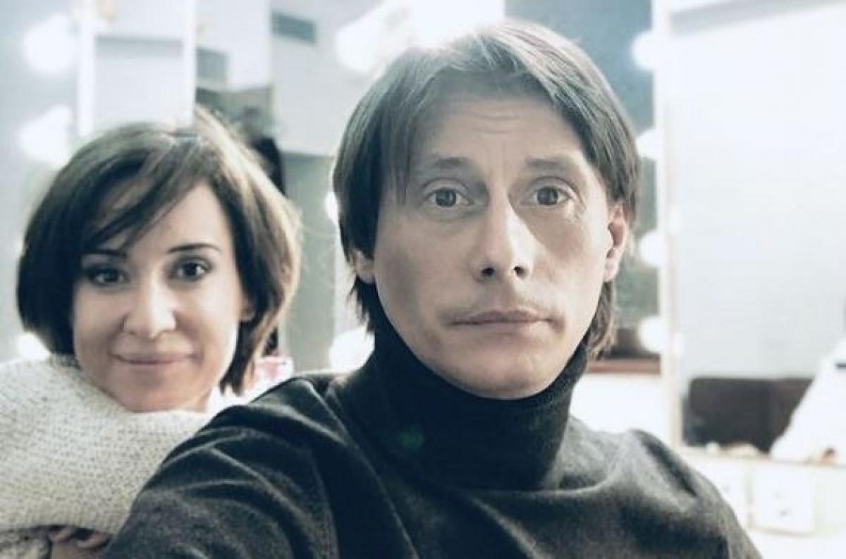 Marius Manole este îmbrăcat cu o maletă pe gât, iar Medeea Marinescu are părul tuns bob