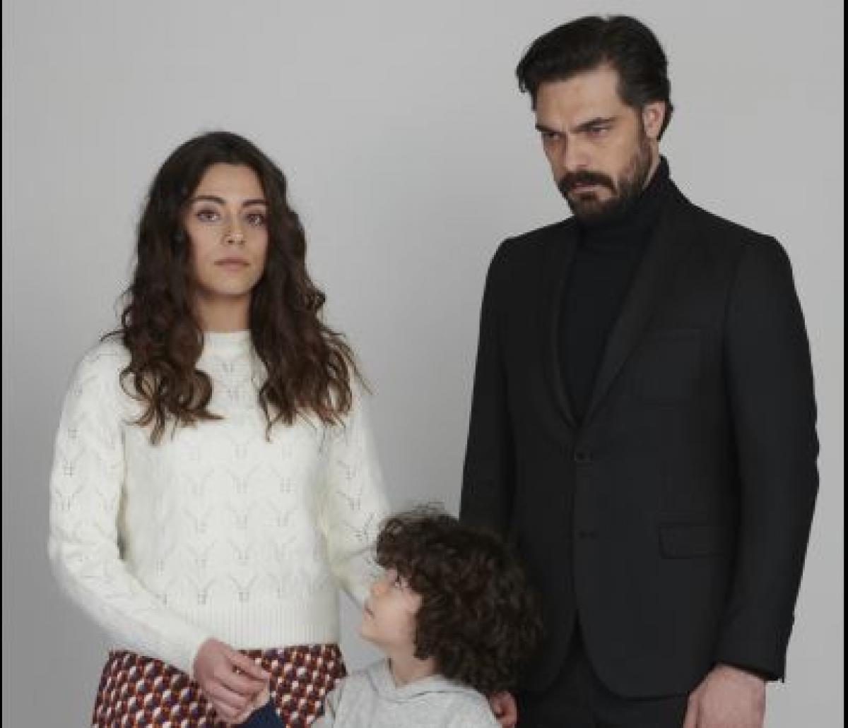 Halil Ibrahim Ceyhan poartă o maletă neagră, un sacou negru și are privirea pierdută în gânduri. Stă alături de Sila Turkoglu și Berat Ruzgar Ozkan