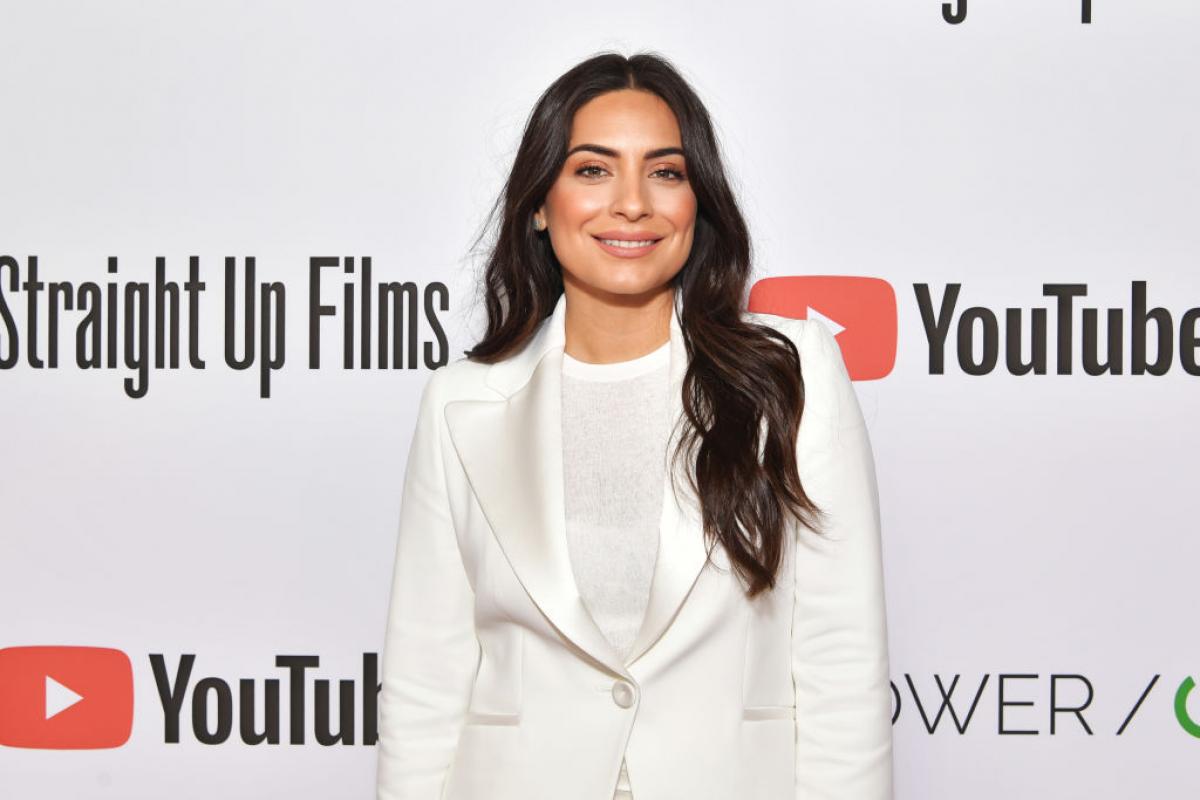 Ana Brenda Contreras poartă o ținută all-white și are părul desprins