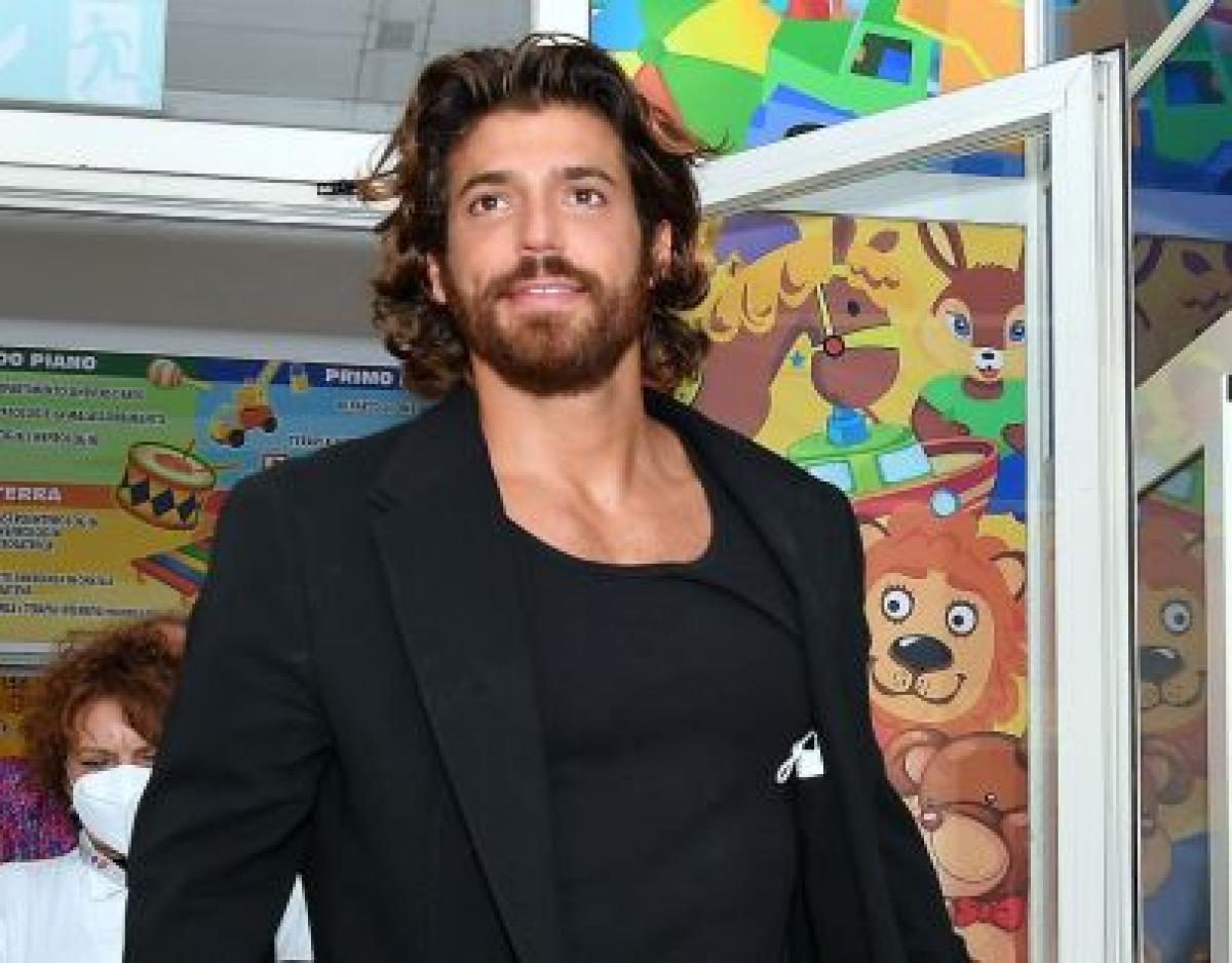 Can Yaman poartă un tricou negru și un sacou de aceeași culoare