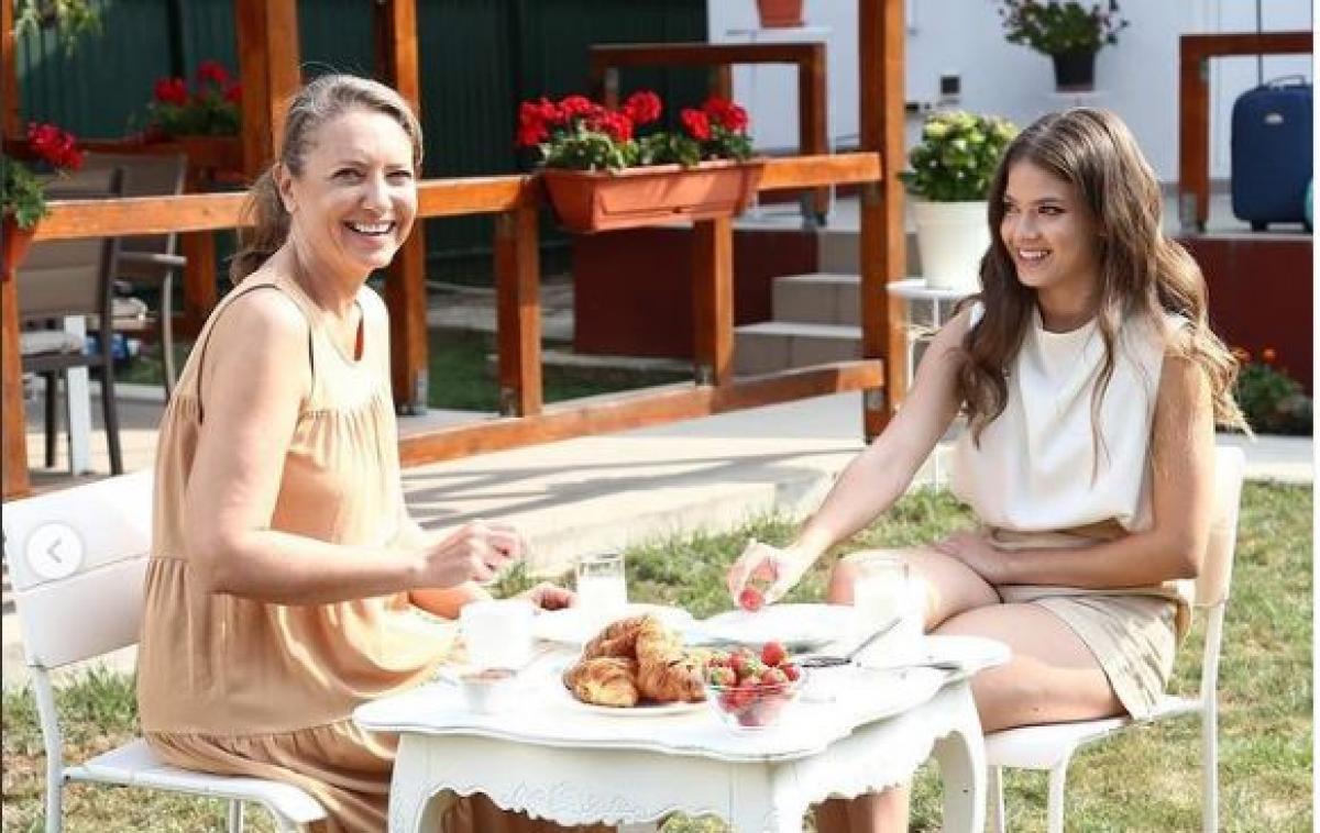 Ioana Abur poartă o rochie fără mâneci, de vară. Actrița poartă părul prins în coadă