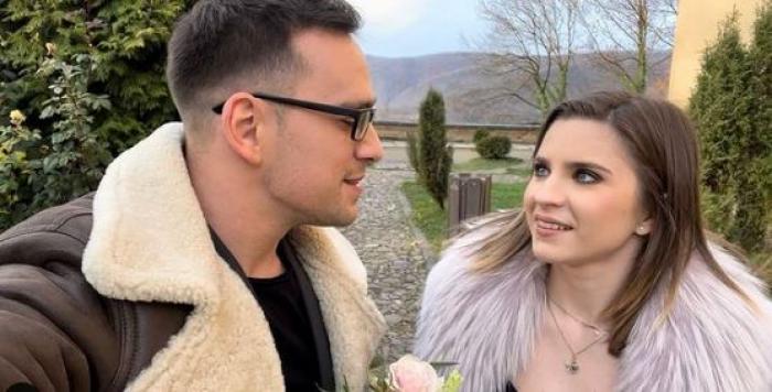 Vlad Gherman poartă un tricou negru, geacă de piele și ochelari, iar Cristina Ciobănașu poartă un palton mov
