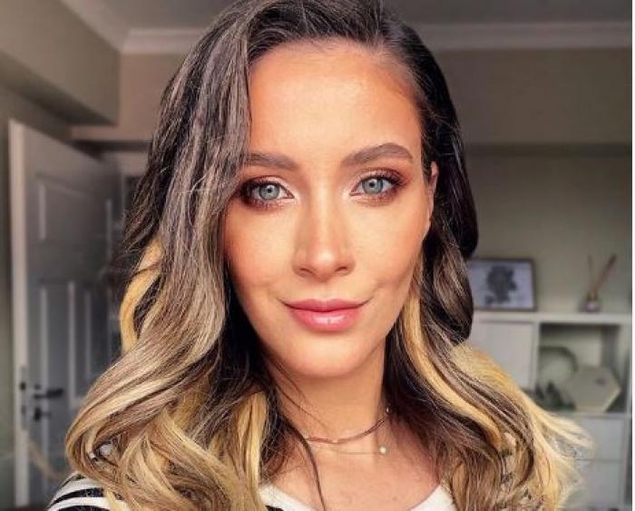 Andreea Lițescu are părul desprins și un machiaj natural