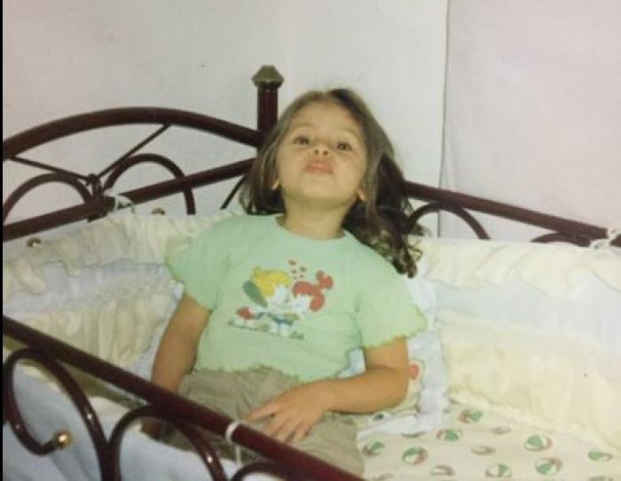 Sila Turkoglu poartă un tricou cu imprimeu și are părul desprins. Actrița este copil