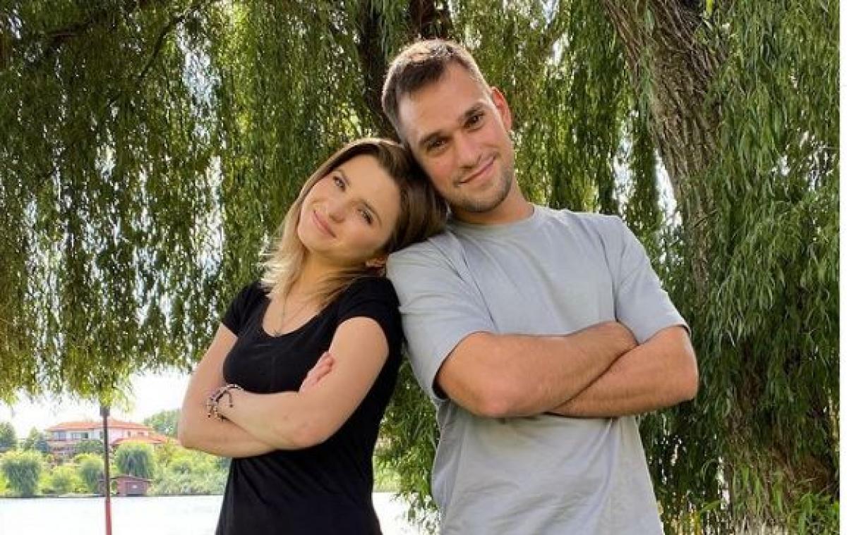 Cristina Ciobănașu este îmbrăcată într-un tricou negru și blugi, iar Vlad Gherman într-un tricou albastru deschis și pantaloni scurți