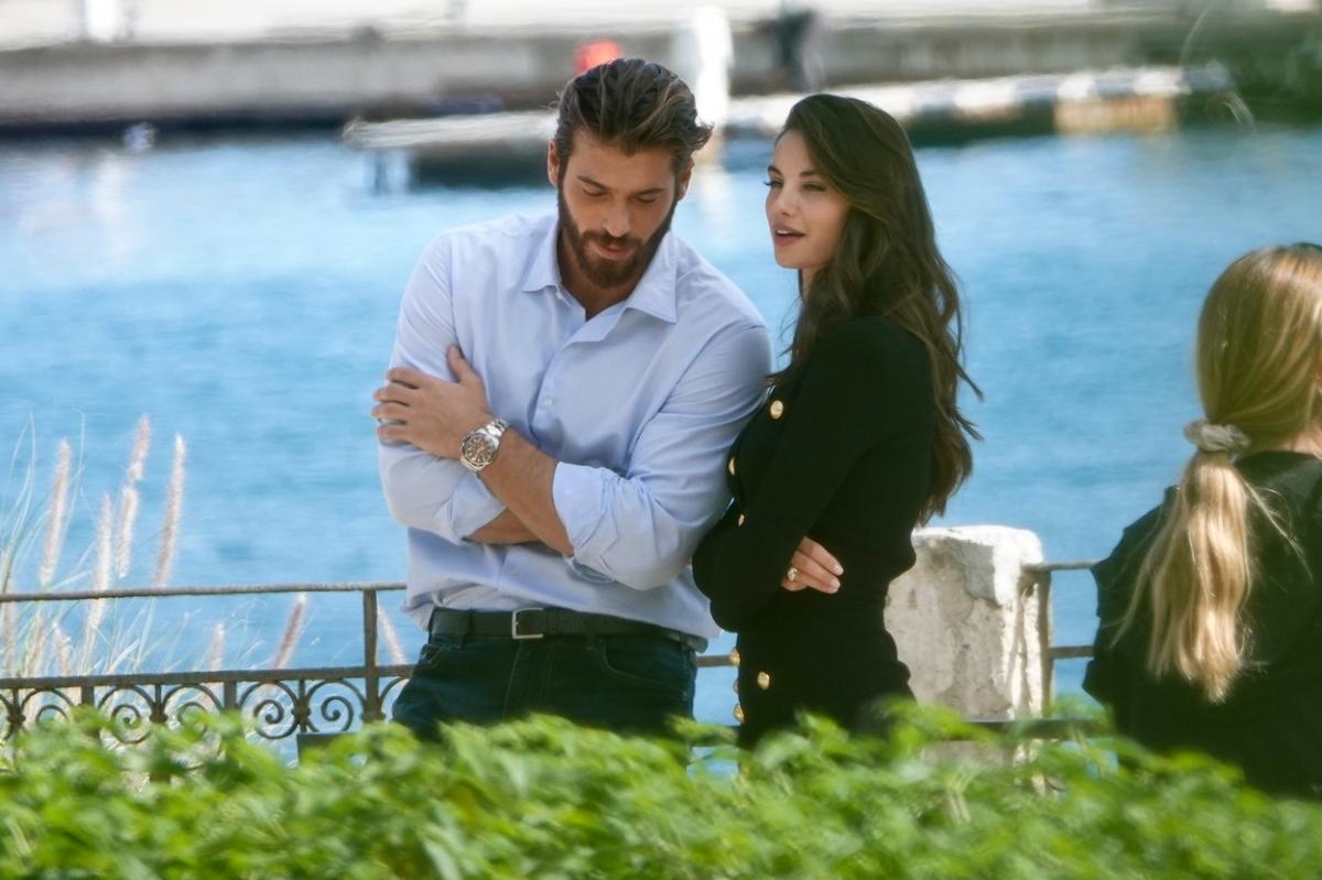 Can Yaman poartă o cămașă deschis la culoare, iar Francesca Chillemi este îmbrăcată în negru