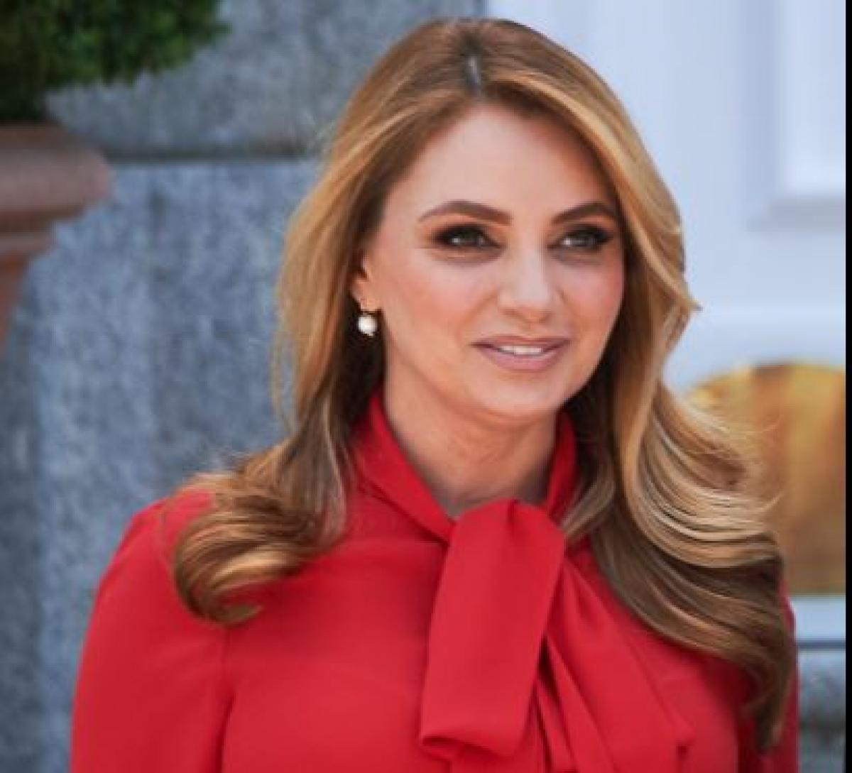 Angelica Rivera poartă o bluză roșie și are părul desprins. Machiajul este unul natural