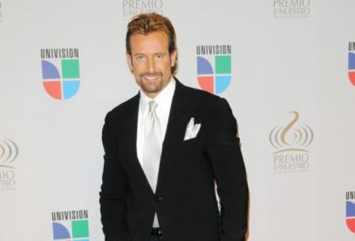 Gabriel Soto poartă costum confecționat din cămașă albă, pantaloni negri și sacou de aceeași culoare