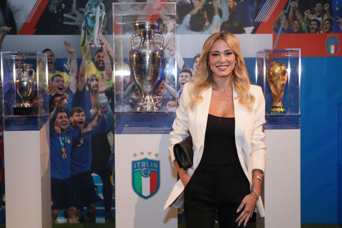 Diletta Leotta poartă pantaloni negri, bluză neagră și sacou alb