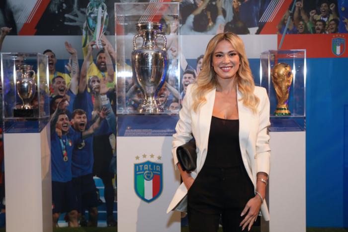 Diletta Leotta poartă pantaloni negri, bluză neagră și sacou alb