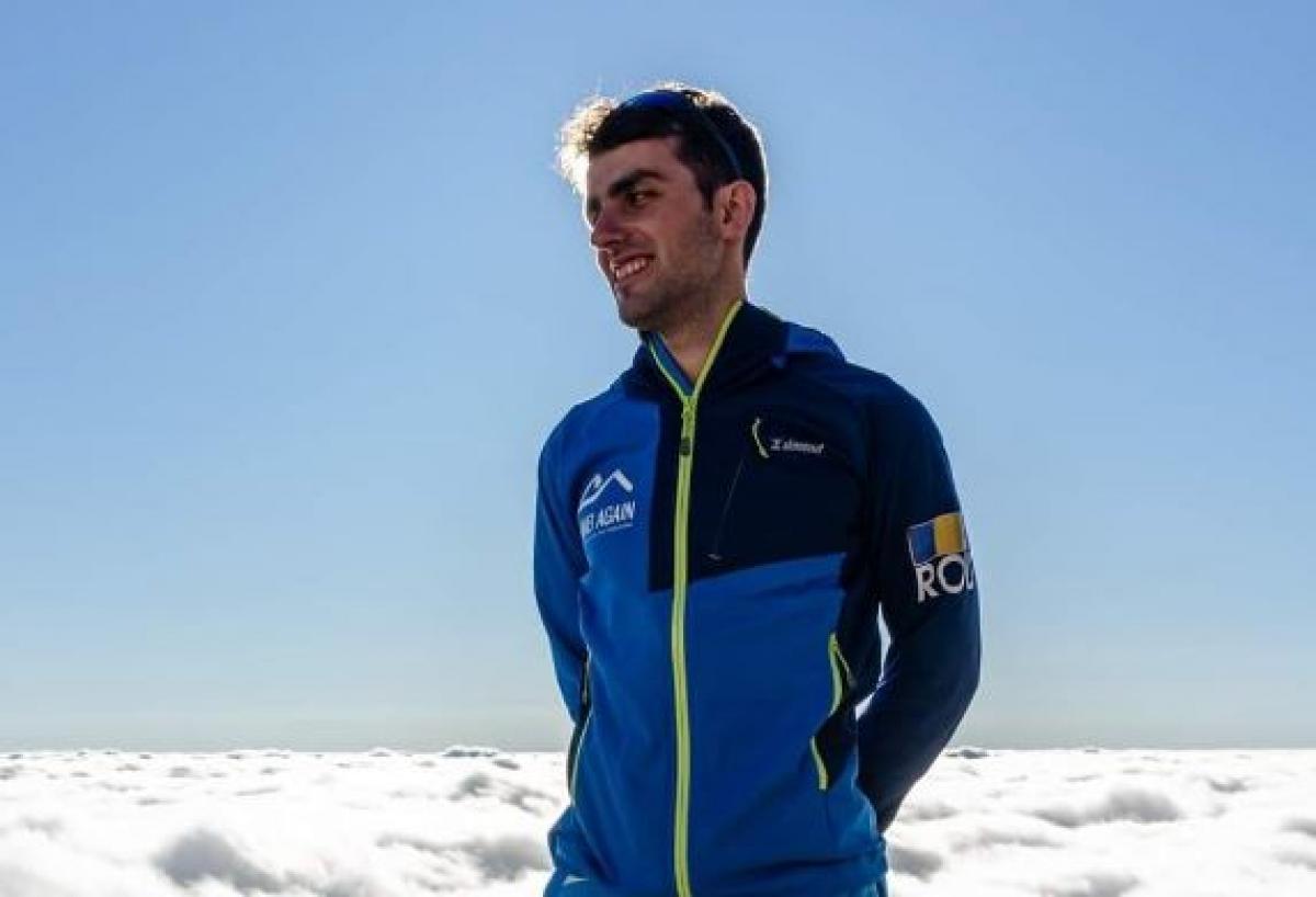 Răzvan Nedu este îmbrăcat sport, în albastru și zâmbește