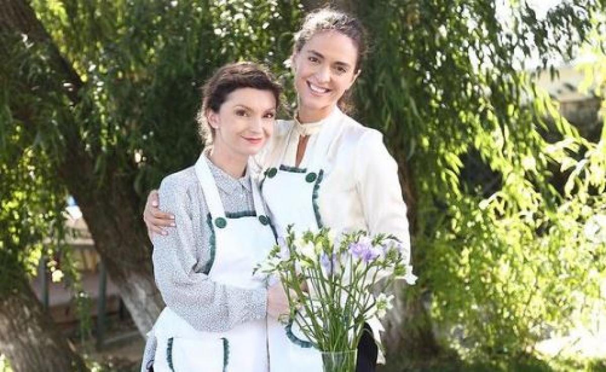 Ștefana Darzeu este îmbrăcată în uniforma pe care o poartă în serialul "Adela"