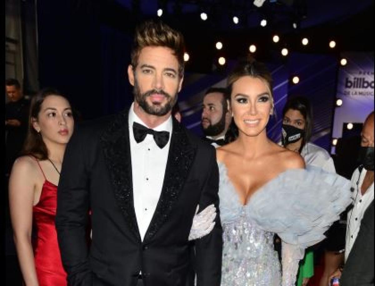 Elizabeth Gutierrez poartă o rochie de gală, iar William Levy este îmbrăcat la costum