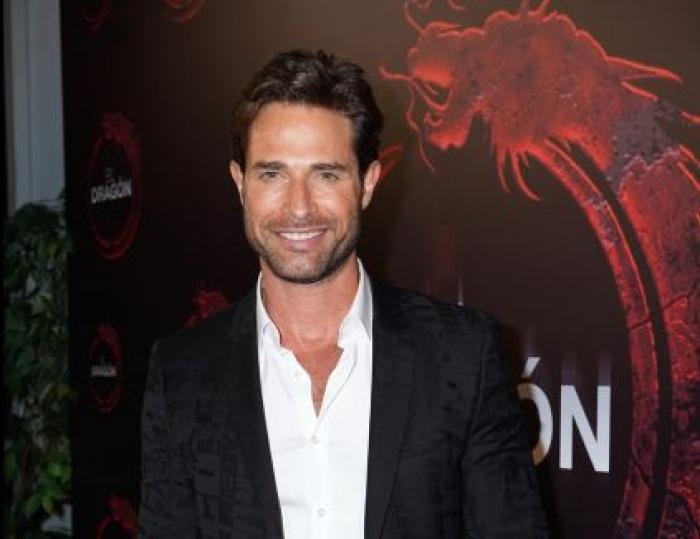 Sebastian Rulli poartă costum negru și cămașă albă