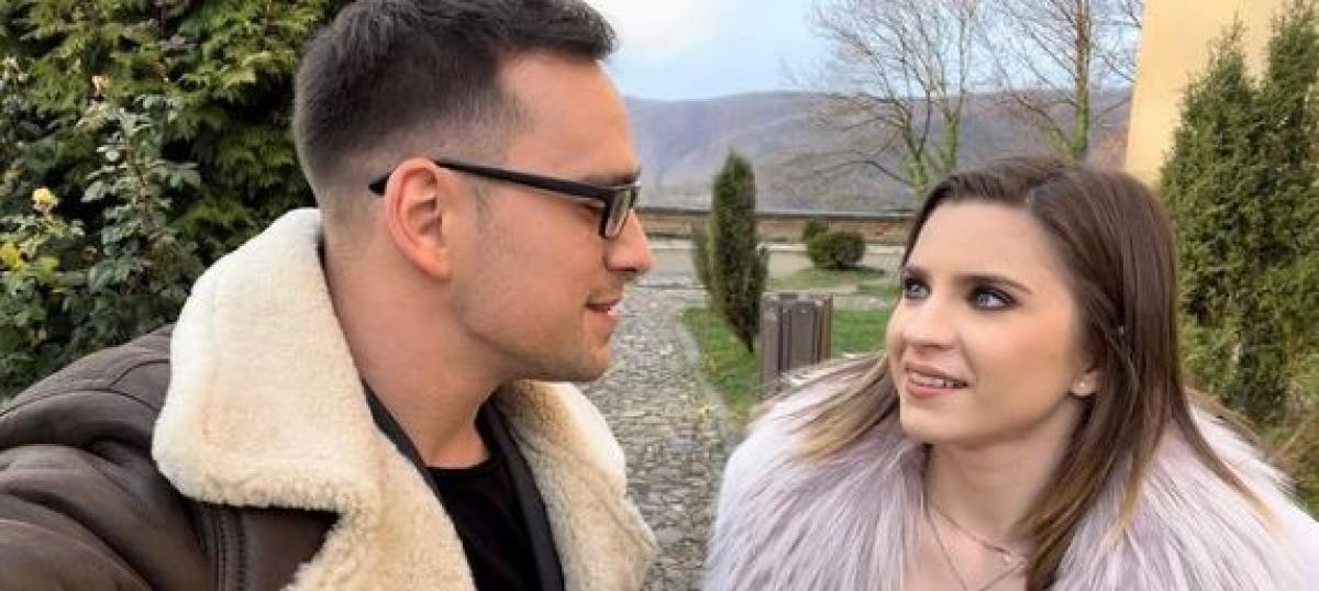 Vlad Gherman este îmbrăcat în tricou negru și geacă de piele, iar Cristina Ciobănașu are un palton mov