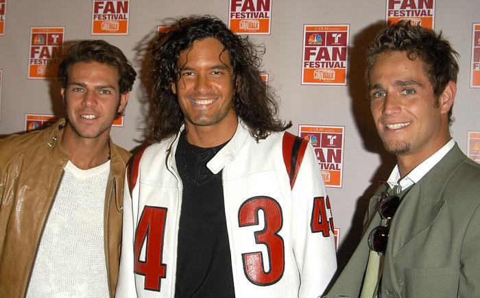 Mario Cimarro poartă un tricou negru și o geacă de motociclist