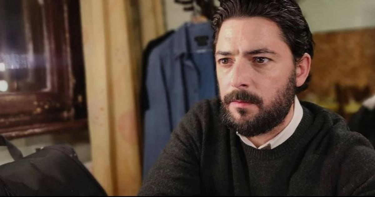 Dan Bordeianu poartă un pulover închis la culoare și are barbă