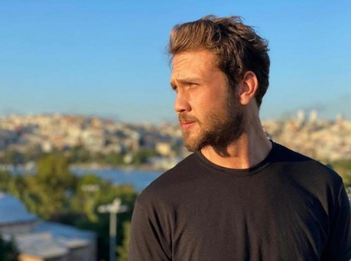 Aras Bulut Iynemli poartă un tricou negru