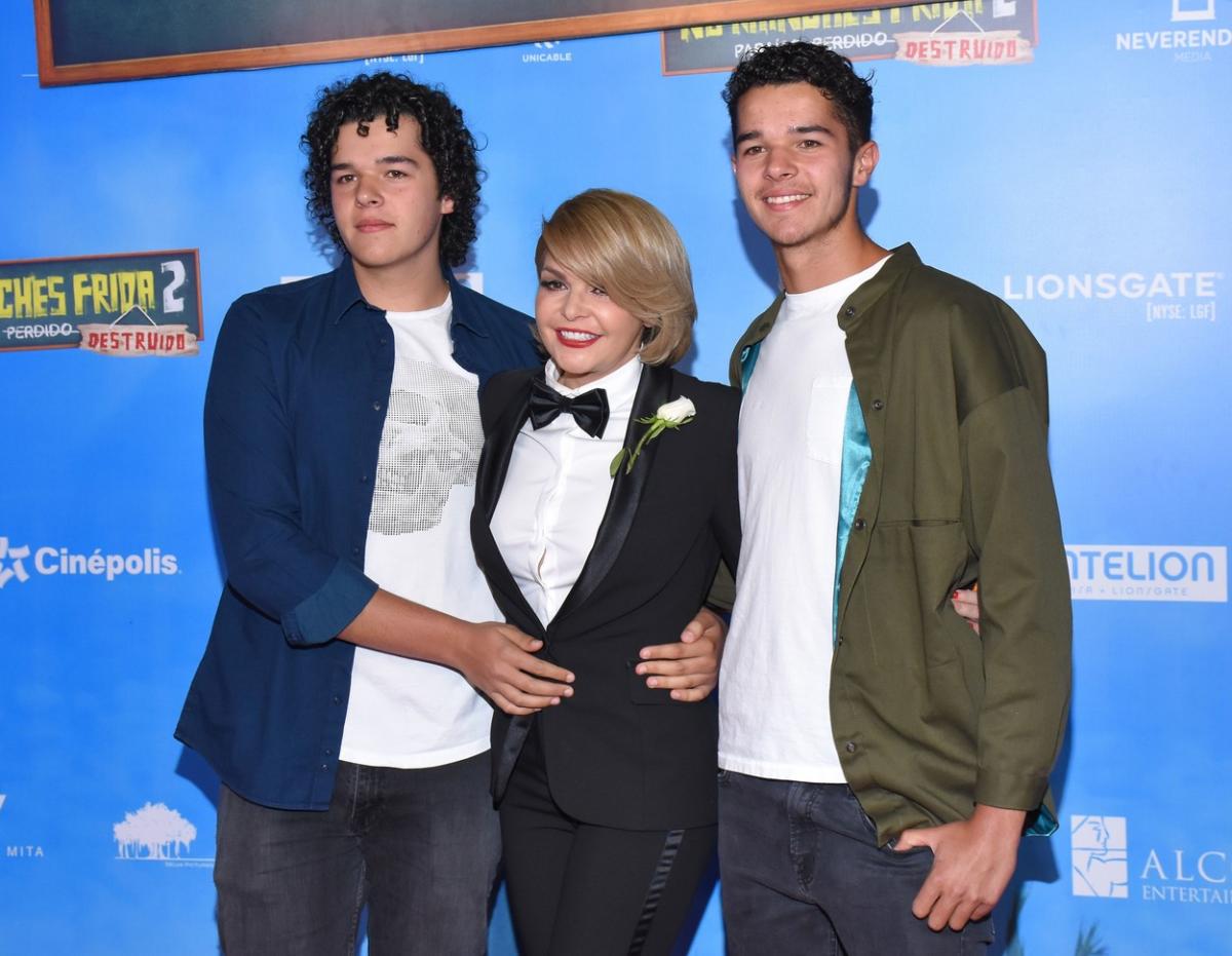 Itati Cantoral este îmbrăcată la costum și are părul scurt