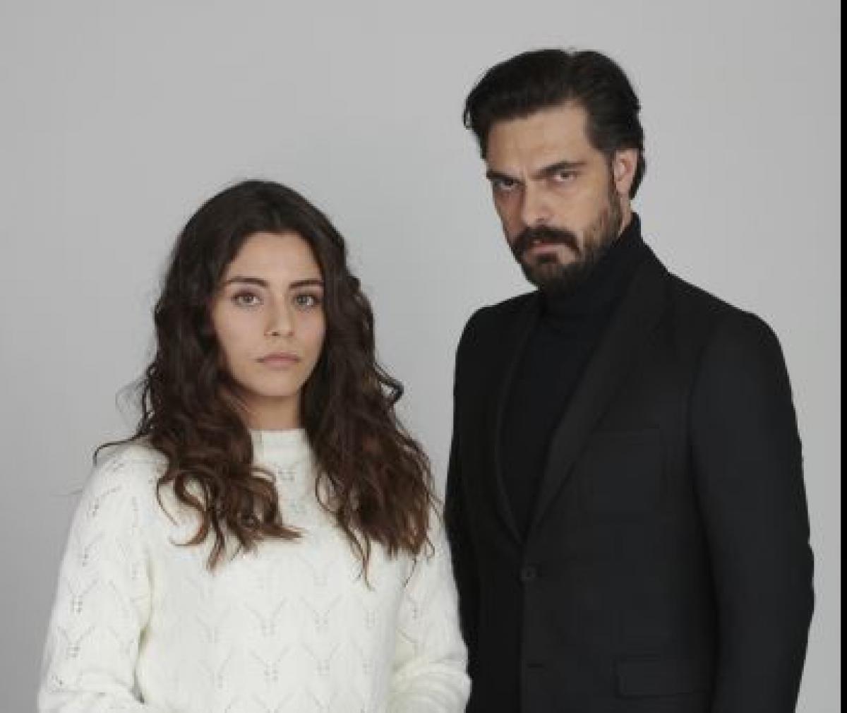 Halil Ibrahim Ceyhan poartă o maletă neagră și are un costum negru