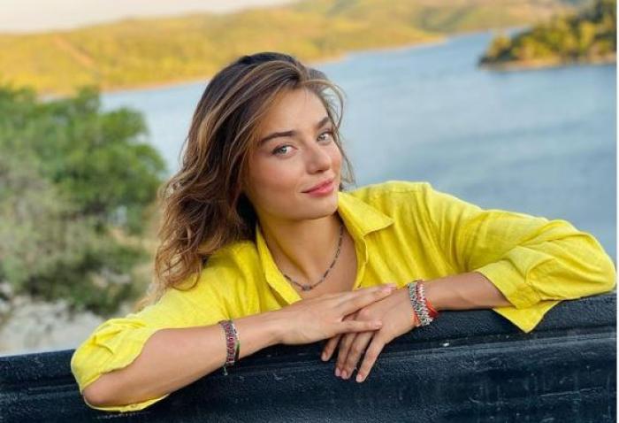Ayca Aysin Turan poartă o cămașă galbenă și are părul desprins