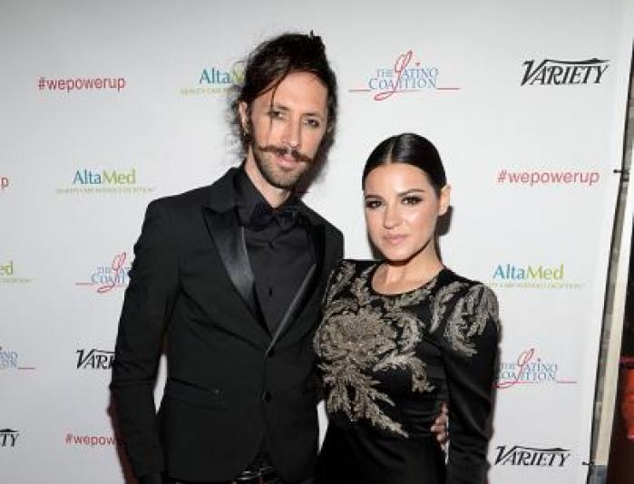 Maite Perroni poartă o rochie neagră și are părul prins în coc