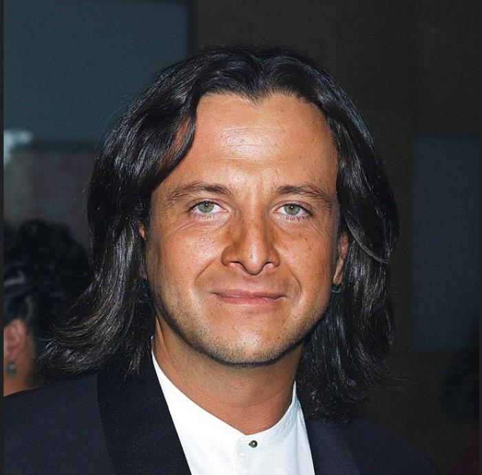 Eduardo Palomo purta o cămașă albă și avea părul lung