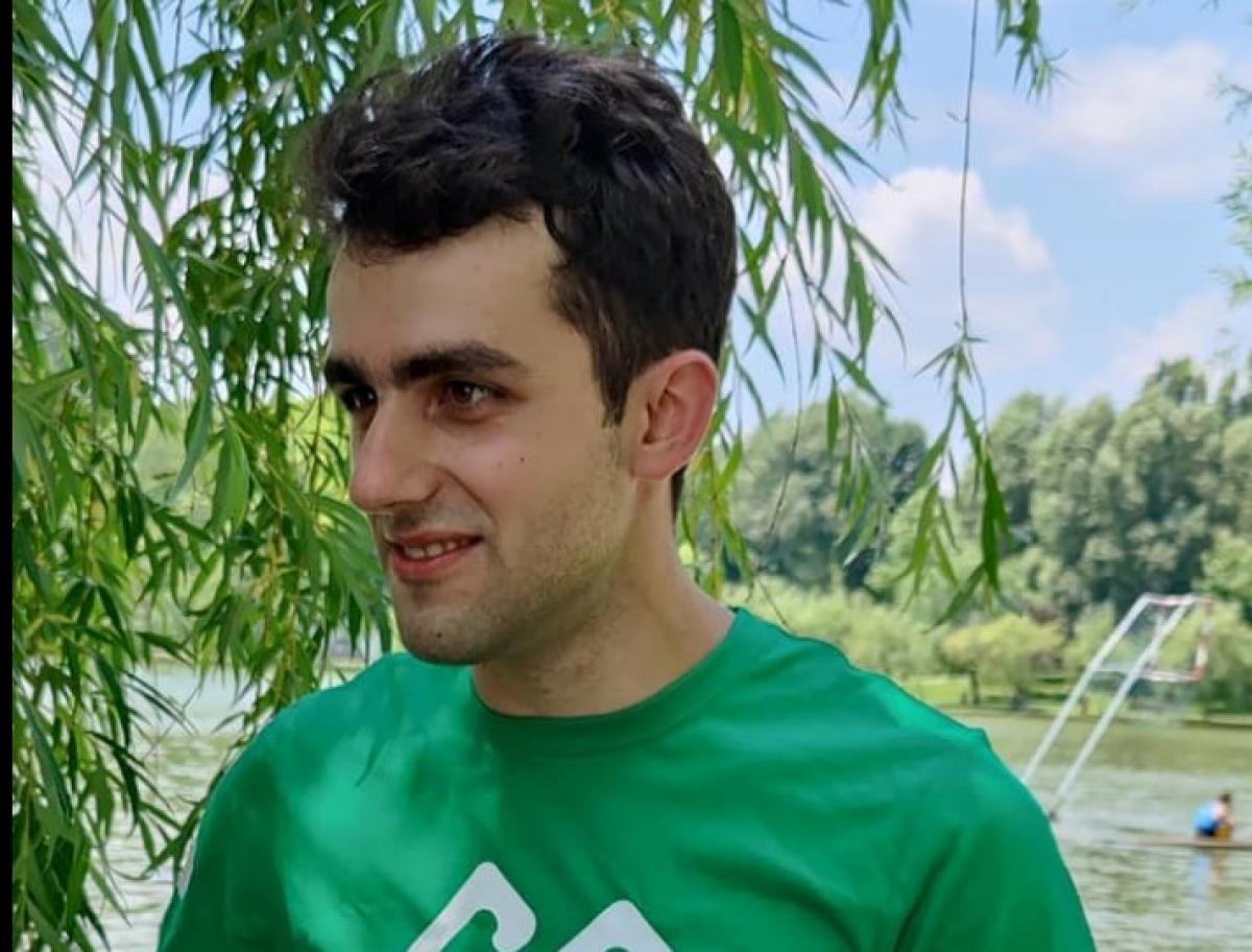 Răzvan Nedu poartă un tricou verde cu mâneci scurte