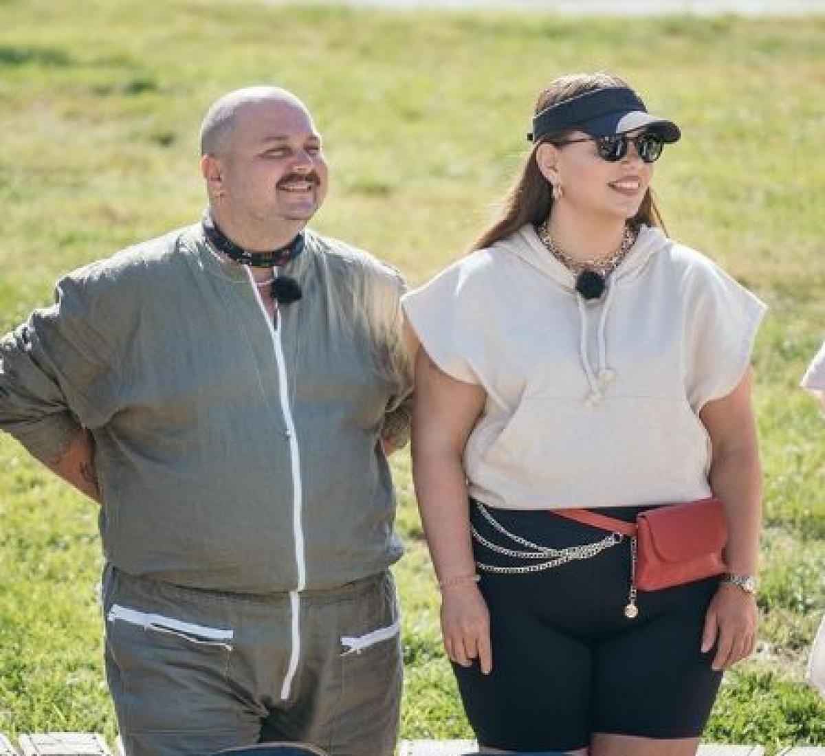 Zarug poartă o salopetă gri cu mâneci lungi