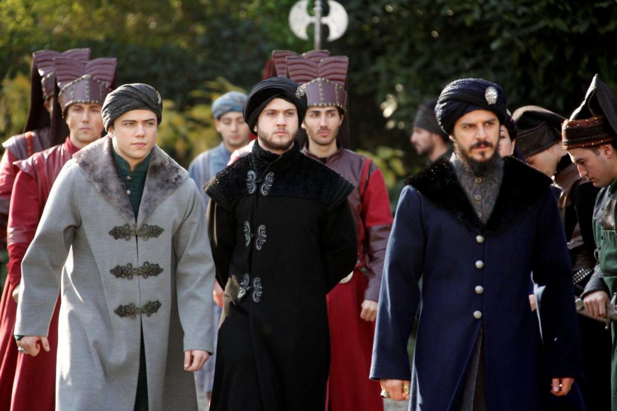 Aras Bulut poartă hainele specifice acelora vremuri, o pelerină lungă, neagră și un turban