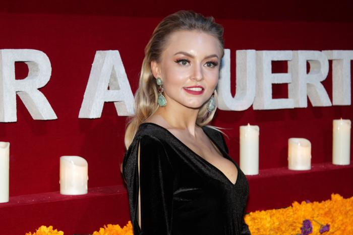 Angelique Boyer poartă o rochie neagră, lungă cu mâneci lungi. Actrița are părul desprins și dat pe spate
