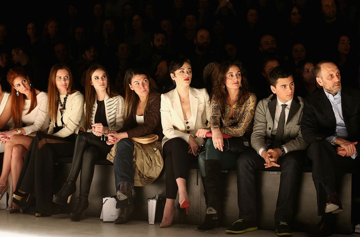 Demet Evgar poartă pantaloni negri și sacou alb