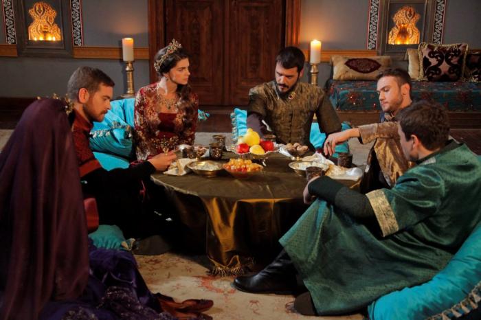 Aras Bulut Iynemli este îmbrăcat într-una dintre costumațiile specifice serialelor turcești mai vechi