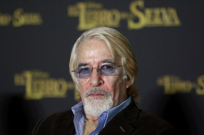 Enrique Rocha a purtat o cămașă albastră și un sacou negru. Purta ochelari de vedere