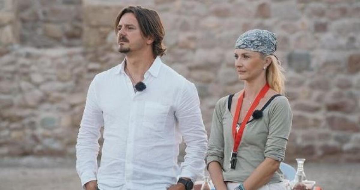 Mihai Petre poartă o cămașă albă, subțire