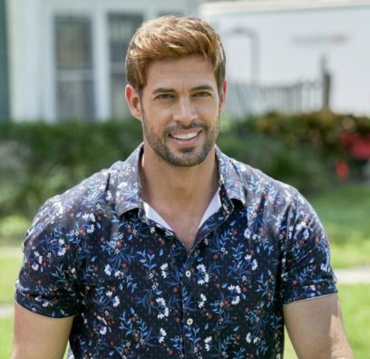 William Levy poartă o cămașă cu imprimeu și are părul vopsit blond