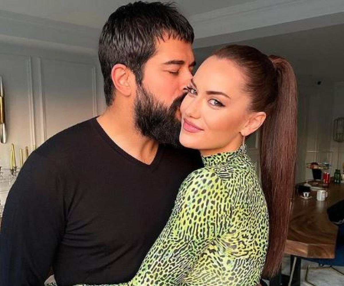 Fahriye Evcen poartă o bluză verde, iar Burak Ozcivit poartă o bluză neagră. Cei doi sunt îmbrățișați