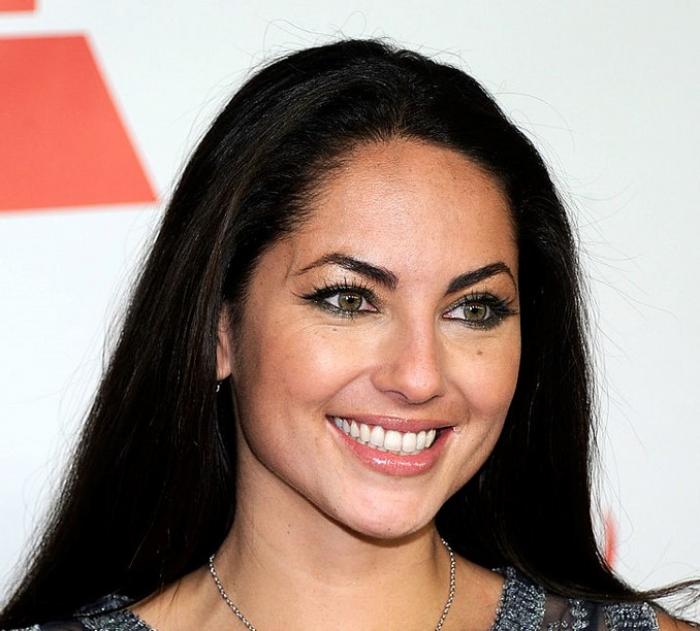 Barbara Mori are părul brunet, lung, desprins