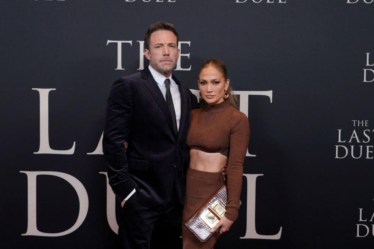 Jennifer Lopez poartă un top maro cu o fustă asortată
