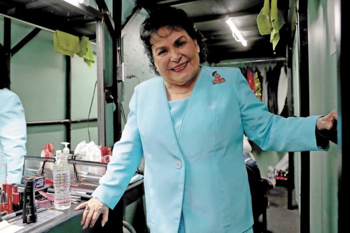Carmen Salinas poartă un costum turcoaz și zâmbește
