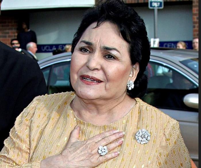 Carmen Salinas poartă un costum auriu și are părul negru