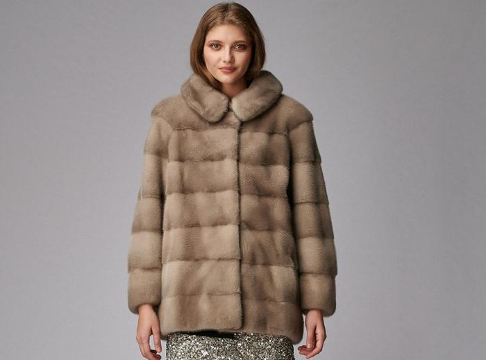 Tânăra poartă o haină de blană naturală de vulpe