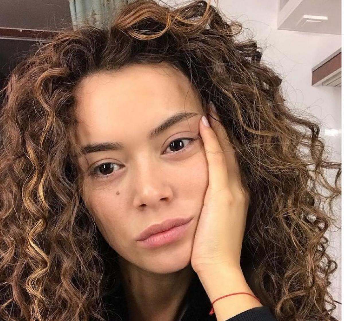 Seray Kaya are părul ondulat și este machiată natural