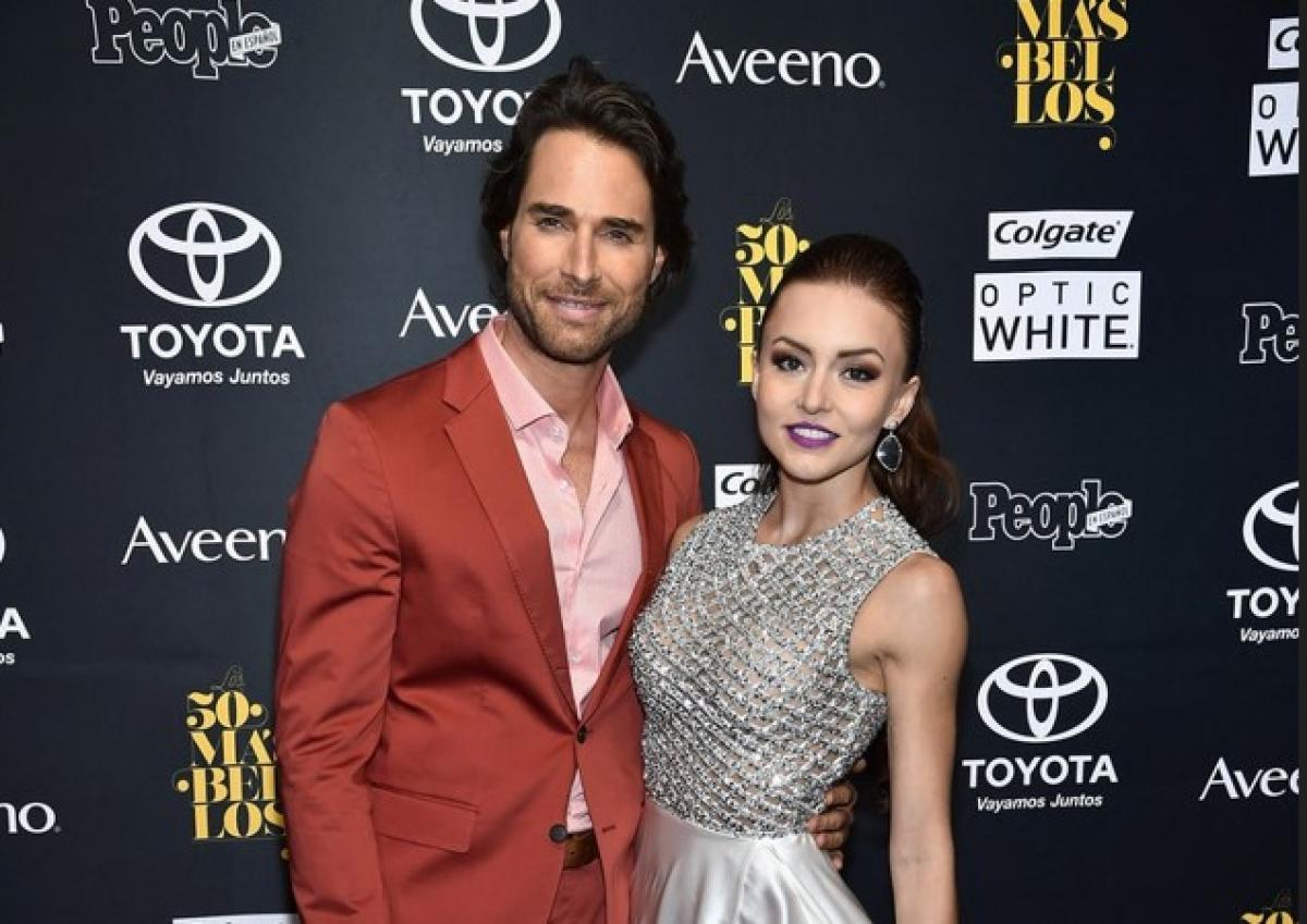 Angelique Boyer poartă o rochie de gală și are părul prins