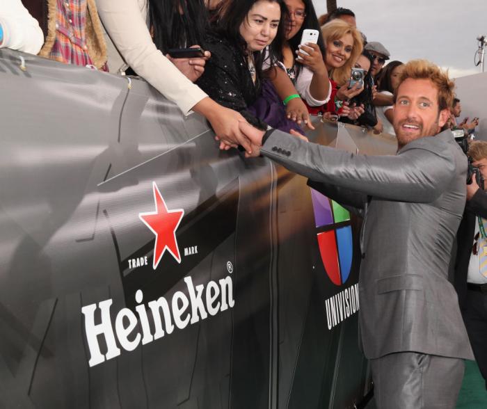 Gabriel Soto poartă un costum de culoare gri