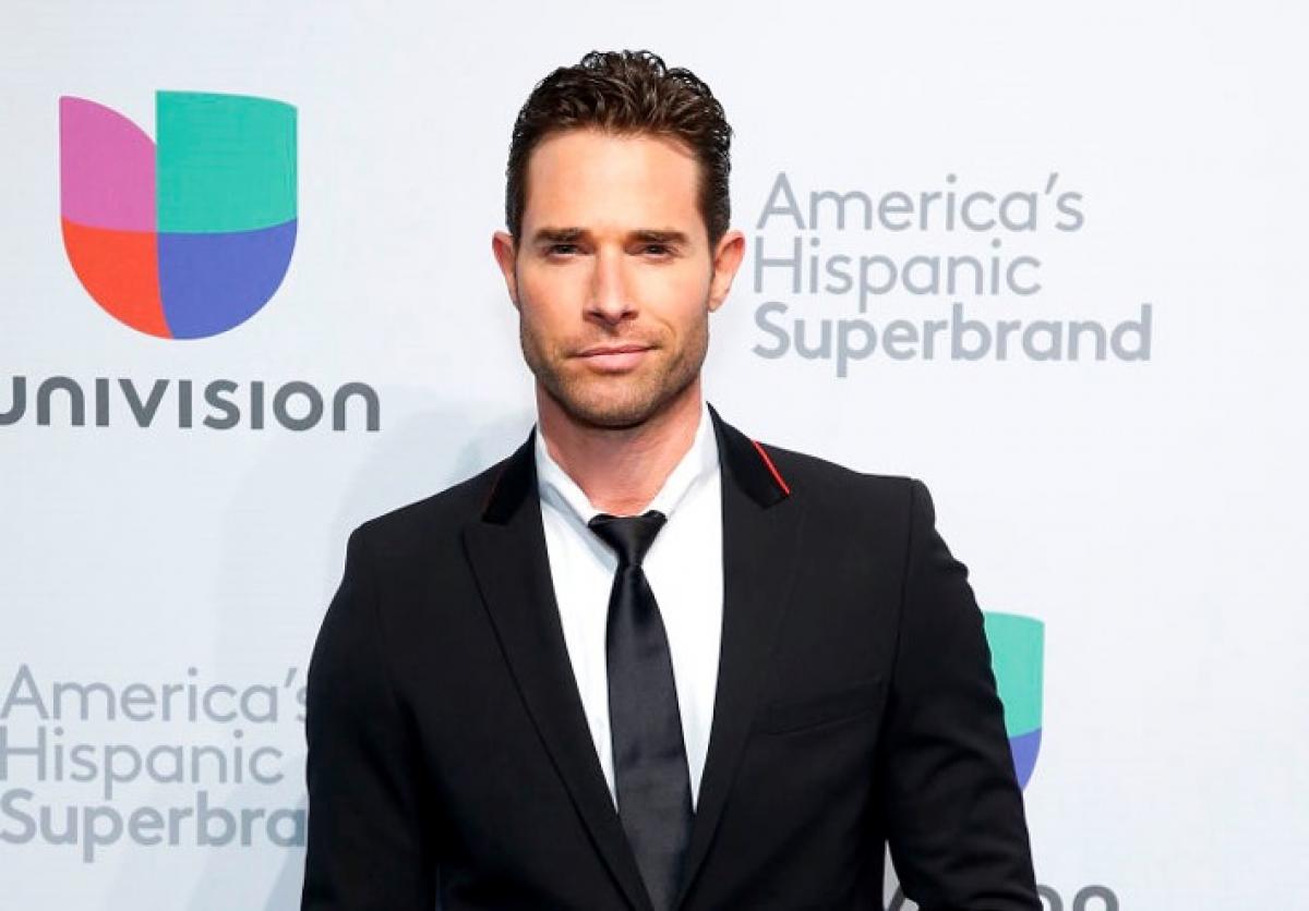 Sebastian Rulli poartă un costum negru și o cămașă albă