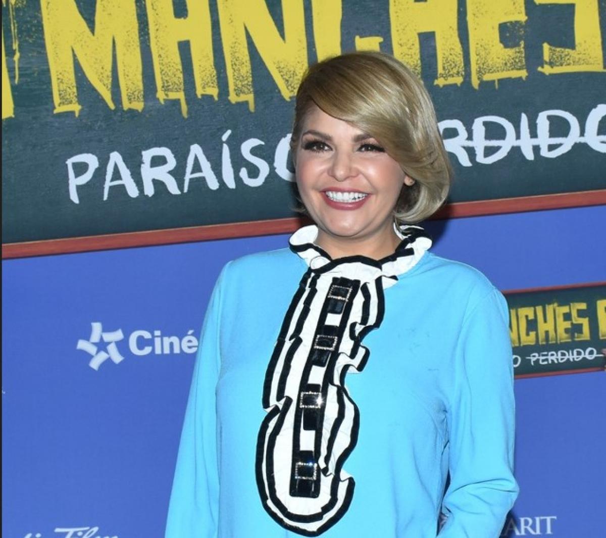 Itati Cantoral poartă o rochie de culoare albastru deschis și are părul scurt