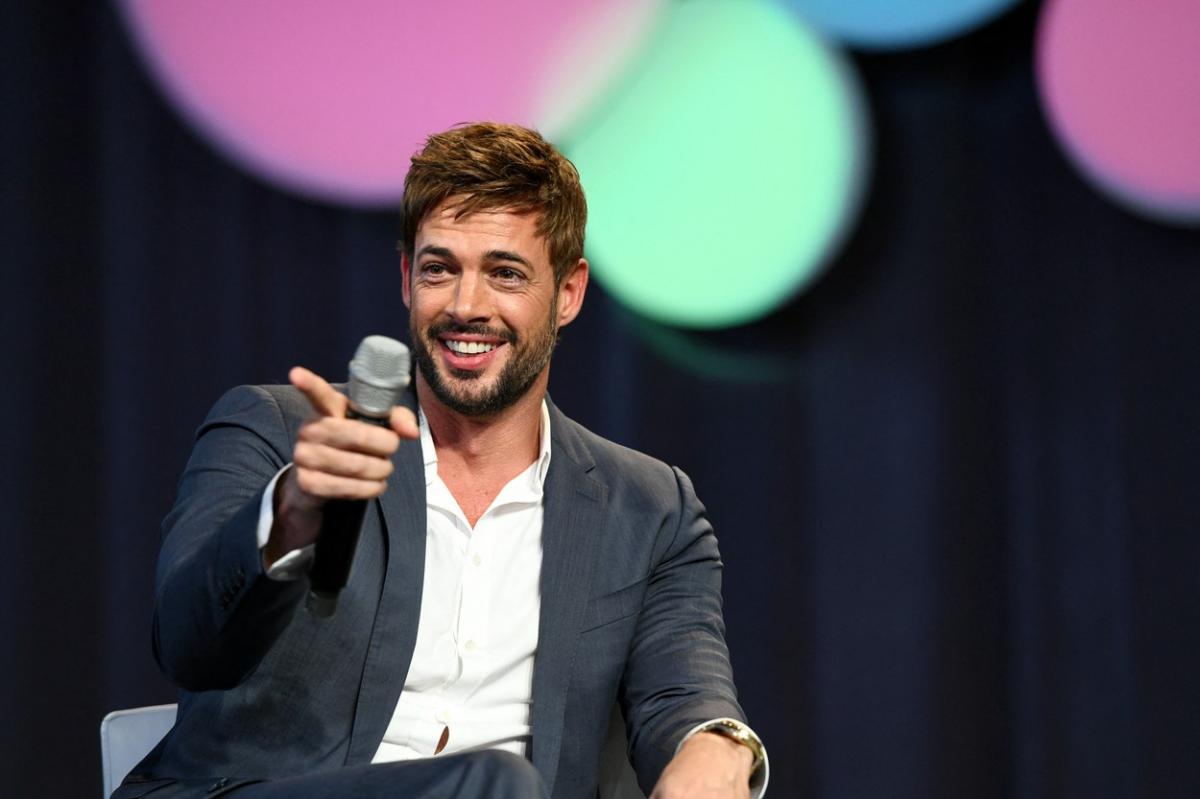William Levy poartă un costum închis la culoare și o cămașă albă