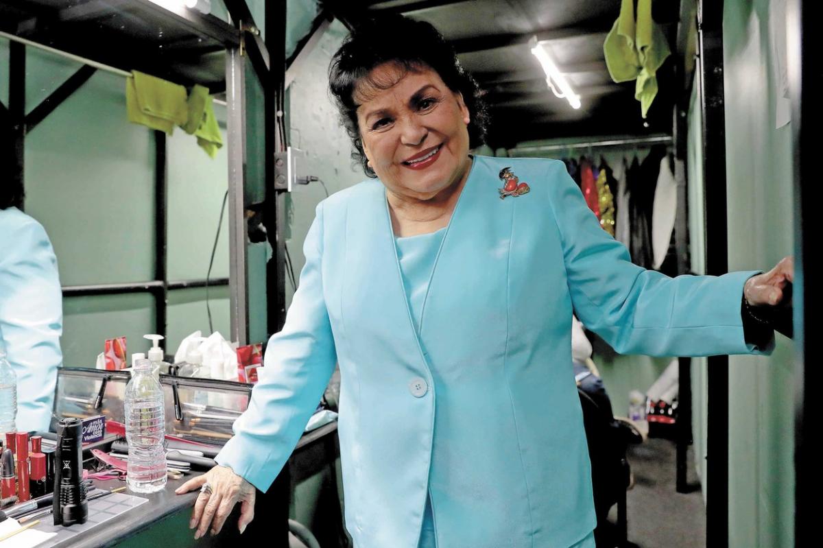 Carmen Salinas poartă un costum albastru azur și zâmbește