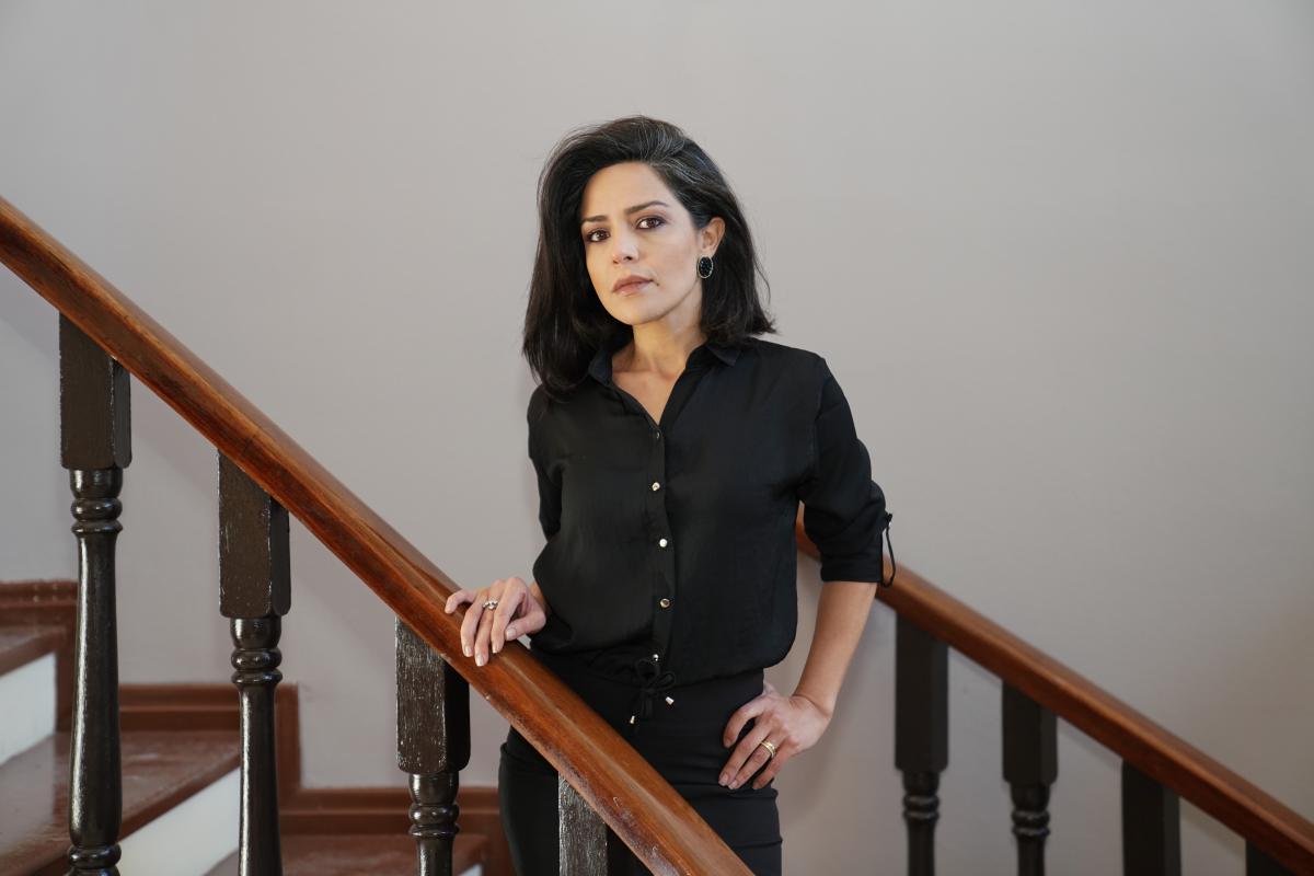 Gulay Ozdem poartă o ținută all-black și are părul desprins